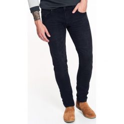 SPODNIE MĘSKIE JEANSOWE O KROJU SLIM. Spodnie materiałowe marki TOP SECRET. W wyprzedaży za 59.99 zł.