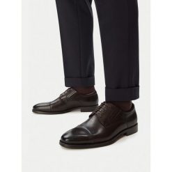 Półbuty GINO ROSSI. Brązowe eleganckie półbuty Gino Rossi, bez wzorów, bez obcasa, bez zapięcia. Za 449.99 zł.