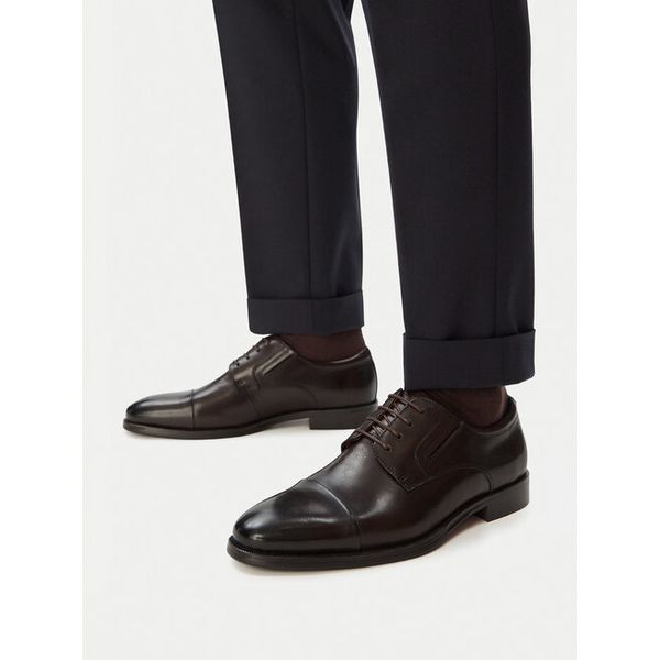 Półbuty GINO ROSSI. Brązowe eleganckie półbuty Gino Rossi, bez wzorów, bez obcasa, bez zapięcia. Za 449.99 zł.