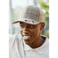 Czapka Flexfit glen. Brązowe czapki z daszkiem FLEXFIT, bez wzorów. Za 137.50 zł.