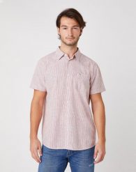 KOSZULA MĘSKA WRANGLER SS 1PKT SHIRT BARN RED W5J6OFXER 112130187. Czerwone koszule Wrangler, m, bez wzorów, bez kołnierzyka, bez ramiączek. Za 129.99 zł.