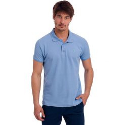 Koszulka polo w kolorze błękitnym. Koszulki polo sportowe marki Polo Club Men. W wyprzedaży za 86.95 zł.