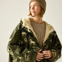 Wodoodporny szlafrok do przewijania dla dorosłych unisex. Brązowe szlafroki Regatta, bez wzorów, bez ramiączek, bez kaptura. W wyprzedaży za 423.50 zł.