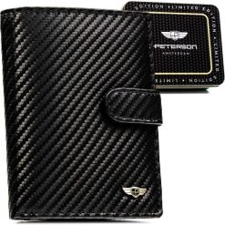 Pionowy portfel męski ze skóry naturalnej w czarnym kolorze wyposażony w system RFID, w zestawie z brelokiem - Peterson. Czarne portfele Peterson, bez wzorów, ze skóry. Za 99.99 zł.
