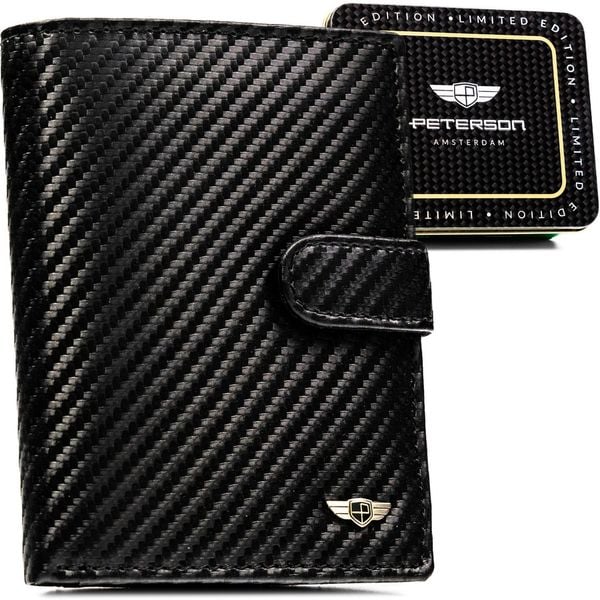 Pionowy portfel męski ze skóry naturalnej w czarnym kolorze wyposażony w system RFID, w zestawie z brelokiem - Peterson. Czarne portfele Peterson, bez wzorów, ze skóry. Za 97.99 zł.