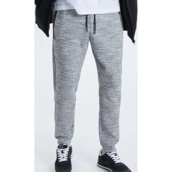 Spodnie o kroju sport jogger - Jasny szary. Joggery i bojówki marki Cropp. Za 99.99 zł.