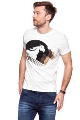 KOSZULKA WRANGLER WESTERN GRAPHIC TEE OFFWHITE W7B94FK02 112131566. Białe t-shirty Wrangler, m, bez wzorów, bez kołnierzyka, bez ramiączek. W wyprzedaży za 39.99 zł.