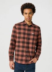 MĘSKA KOSZULA KRATA WRANGLER 1 PKT SHIRT ROOT BEER CHECK 112357381. Koszule Wrangler, m, bez wzorów, bez kołnierzyka, bez ramiączek. Za 129.99 zł.