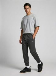 Spodnie sportowe jogger - czarny. Czarne joggery i bojówki Sinsay, l, bez wzorów, sportowe. Za 49.99 zł.