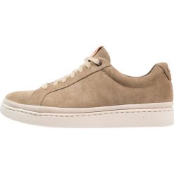 UGG BRECKEN LACE Sneakersy niskie antilope. Buty sportowe casual marki UGG. W wyprzedaży za 431.40 zł.