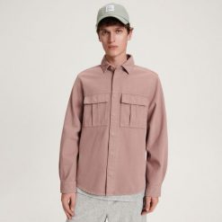 Denimowa koszula regular fit - różowy. Czerwone koszule Reserved, l, bez wzorów, z denimu, bez kołnierzyka, bez ramiączek. W wyprzedaży za 109.99 zł.