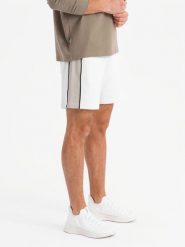 Męskie krótkie spodenki dresowe w szerokie pasy – złamana biel V1 OM-SRSK-0182 - XXL. Białe krótkie spodenki sportowe Ombre Clothing, l, bez wzorów, z bawełny. W wyprzedaży za 99.99 zł.