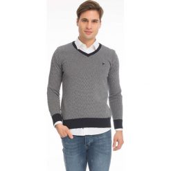 Sweter w kolorze granatowym. Niebieskie swetry nierozpinane Denim Culture, l, bez wzorów, z bawełny, bez kołnierzyka, bez ramiączek. W wyprzedaży za 139.95 zł.