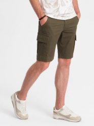 Jednokolorowe szorty męskie z kieszeniami cargo – ciemnooliwkowe V2 OM-SRCG-0133 - XXL. Zielone szorty Ombre Clothing, l, z aplikacjami, z bawełny, wakacyjne. W wyprzedaży za 129.99 zł.