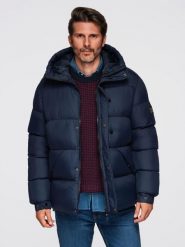 Kurtka męska pikowana z wysoko zapinanym kapturem – granatowa V2 - Rozmiar: S. Niebieskie kurtki Ombre Clothing, na zimę, m, z aplikacjami, z materiału. Za 439.99 zł.