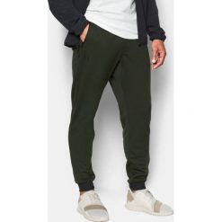 Under Armour Spodnie męskie SPORTSTLE JOGGER zielone r. XL (1290261-357). Joggery i bojówki Under Armour. Za 160.00 zł.