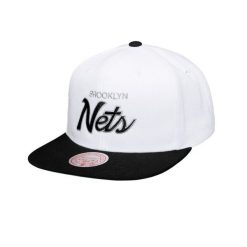 Czapka typu snapback Mitchell & Ness Heritage Script Brooklyn Nets. Białe czapki z daszkiem Mitchell & Ness, bez wzorów. Za 197.00 zł.