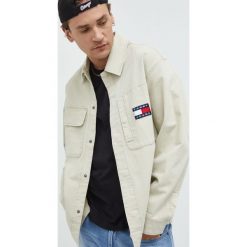 Tommy Jeans kurtka DM0DM13062.PPYY męska kolor beżowy przejściowa oversize. Brązowe kurtki Tommy Jeans, l, bez wzorów, z bawełny, bez kaptura. W wyprzedaży za 559.99 zł.
