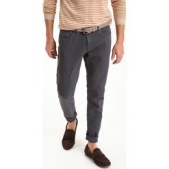 SPODNIE DŁUGIE MĘSKIE. Szare spodnie materiałowe marki TOP SECRET, na lato, bez wzorów, z bawełny, eleganckie, długie. W wyprzedaży za 49.99 zł.