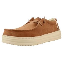 Buty HEY DUDE HD45845 REV SUEDE Jasnobrązowy. Brązowe buty turystyczne Hey dude, bez wzorów, z syntetyku, bez zapięcia, na fitness i siłownię. Za 357.99 zł.