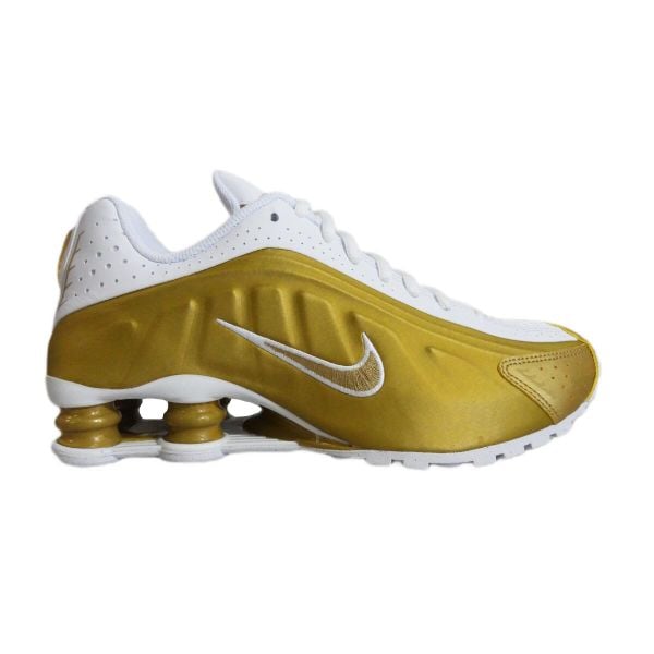 Buty sportowe Nike Shox R4 Metallic Gold White (GS) Złote - CW2626-700. Żółte buty do koszykówki Nike, bez zapięcia, do koszykówki. Za 457.70 zł.