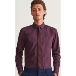 Koszula regular fit - Bordowy. Koszule marki Under Armour. W wyprzedaży za 39.99 zł.