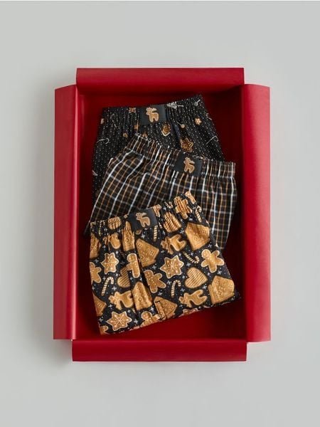 Bokserki ze świątecznym wzorem 3 pack - beżowy. Brązowe bokserki Reserved, l, bez wzorów. Za 79.99 zł.