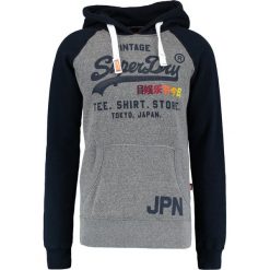 Superdry SHOP SURF RAGLAN Bluza z kapturem cliff face grey snowy. Bluzy marki Superdry. Za 339.00 zł.