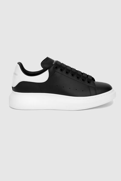 ALEXANDER MCQUEEN Czarne sneakersy męskie z białym napiętkiem, Rozmiar 44. Czarne buty sportowe casual ALEXANDER MCQUEEN, bez wzorów, ze skóry, bez zapięcia. W wyprzedaży za 1,899.99 zł.