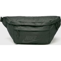 Nike Sportswear - Saszetka. Saszetki i nerki marki Nike. W wyprzedaży za 139.90 zł.