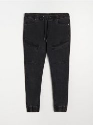 Spodnie jogger slim fit - czarny. Czarne joggery i bojówki Sinsay, bez wzorów, z jeansu. Za 99.99 zł.