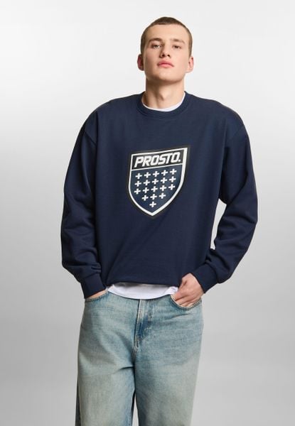 Bluza sportowa męska Prosto Shield Big bez kaptura. Niebieskie bluzy bez kaptura Prosto., l, z aplikacjami, z bawełny, bez kaptura. Za 203.99 zł.