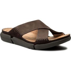 Klapki CLARKS - Trisand Cross 261280167 Brown Nubuck. Brązowe klapki marki Clarks, z nubiku. W wyprzedaży za 199.00 zł.