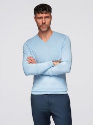 Elegancki męski sweter V-neck BASIC z wiskozą –jasnoniebieski V10 - Rozmiar: XL. Niebieskie swetry nierozpinane Ombre Clothing, m, bez wzorów, z wiskozy, bez kołnierzyka, bez ramiączek. W wyprzedaży za 89.99 zł.