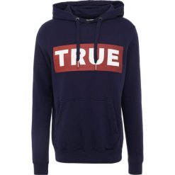 True Religion HOODY RELAX LOGO Bluza z kapturem navy. Bluzy marki True Religion. W wyprzedaży za 369.50 zł.
