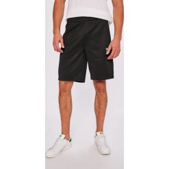 Adidas Originals - Szorty. Krótkie spodenki sportowe marki WED'ZE. W wyprzedaży za 179.90 zł.