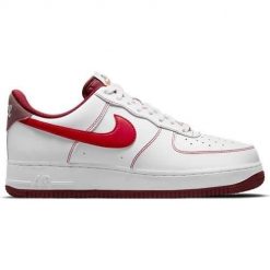 Buty do chodzenia męskie Nike Air Force 1 07. Białe buty sportowe casual Nike, bez wzorów, z materiału, bez zapięcia, nike air force. Za 735.00 zł.
