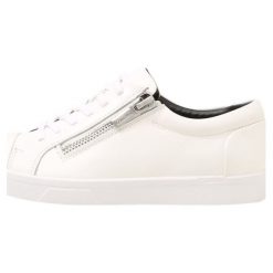 Calvin Klein IBRAHIM Sneakersy niskie white. Buty sportowe casual marki CALVIN KLEIN. Za 659.00 zł.