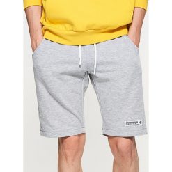Dresowe szorty z naszywką - Jasny szary. Szorty marki Cropp. Za 49.99 zł.