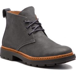 Trzewiki CLARKS - Trace Flare 261381017 Dark Grey Nubuck. Botki sznurowane marki Clarks. W wyprzedaży za 349.00 zł.
