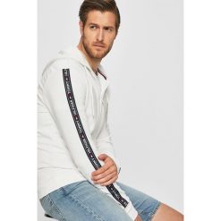 Tommy Hilfiger - Bluza. Białe bluzy z kapturem Tommy Hilfiger, z aplikacjami, z bawełny. W wyprzedaży za 299.90 zł.
