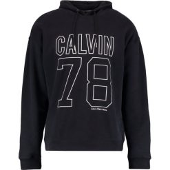 Calvin Klein Jeans OVERSIZED POPOVER Bluza z kapturem black. Bluzy marki Calvin Klein Jeans. W wyprzedaży za 359.40 zł.