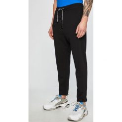 Armani Exchange - Spodnie. Spodnie materiałowe marki Armani Exchange. Za 469.90 zł.