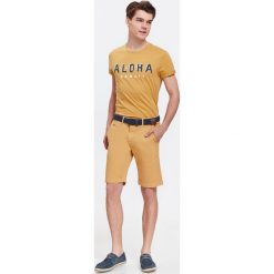 T-SHIRT MĘSKI Z NADRUKIEM. Bluzki z długim rękawem marki TOP SECRET. W wyprzedaży za 14.99 zł.