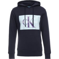 Calvin Klein Jeans MONOGRAM BOX LOGO HOODIE Bluza z kapturem blue. Bluzy marki Calvin Klein Jeans. Za 459.00 zł.