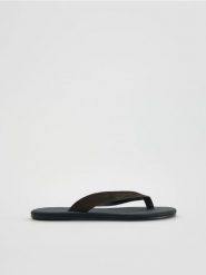 Zamszowe klapki - ciemnobrązowy. Brązowe klapki Reserved, ze skóry. Za 169.99 zł.