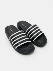 Klapki w paski - czarny. Czarne klapki Sinsay. Za 29.99 zł.