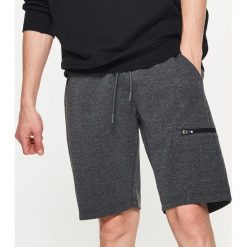 Dresowe szorty z zamkiem - Szary. Szorty marki Cropp. W wyprzedaży za 39.99 zł.