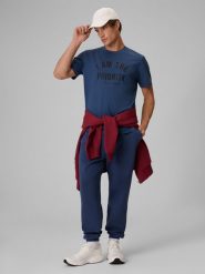 4F T-shirt regular z nadrukiem męski - granatowy L. Niebieskie t-shirty 4F, l, bez wzorów, z bawełny, bez kołnierzyka, bez ramiączek. Za 59.99 zł.