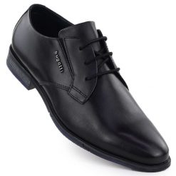 Skórzane wizytowe półbuty męskie czarne Bugatti SS153157. Czarne eleganckie półbuty Bugatti, bez wzorów, z materiału, bez obcasa, bez zapięcia. Za 329.99 zł.